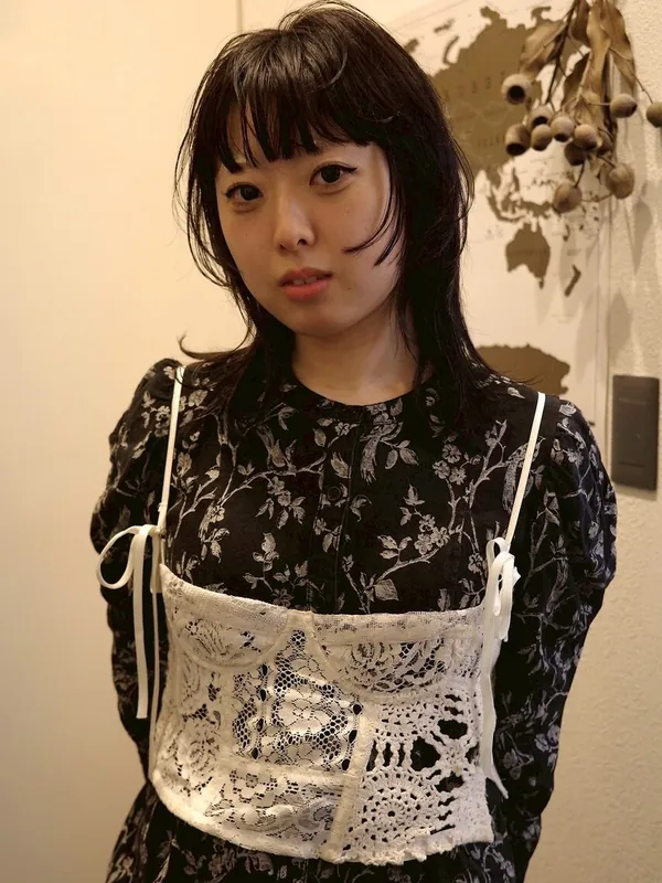 ぱっつん前髪の黒髪ウルフカット