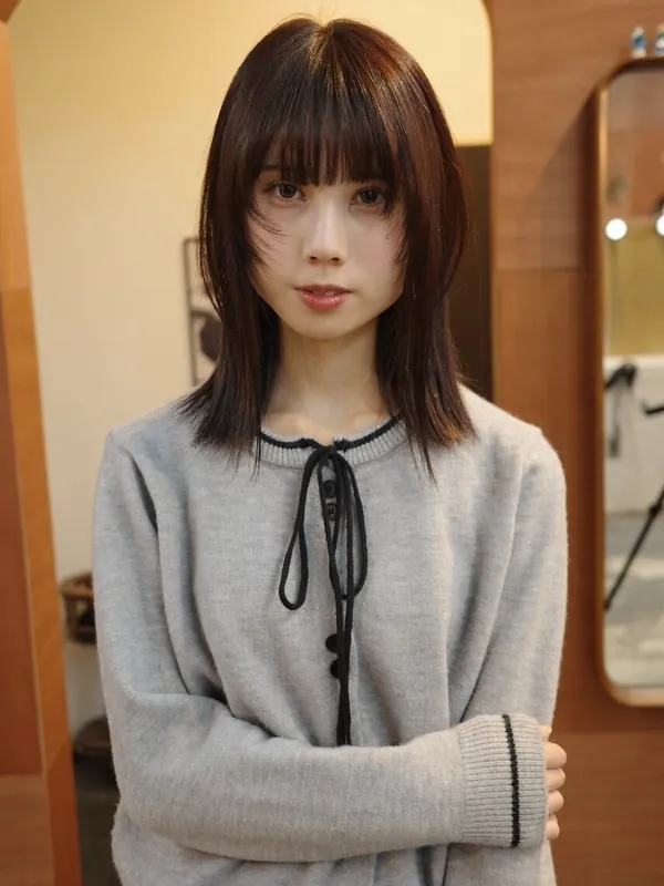 前髪ありで顔まわりにレイヤーを入れたブラウンのミディアムヘア