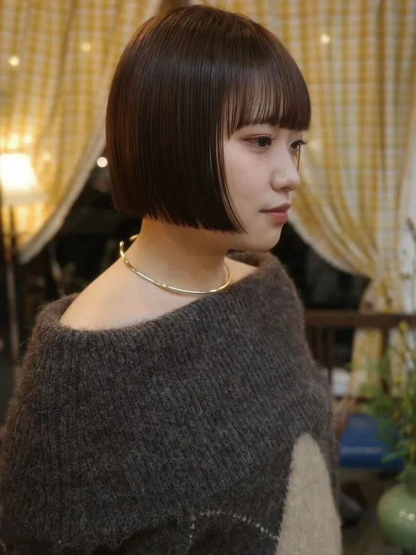 前髪ありのブラウンのミニボブ（横から）