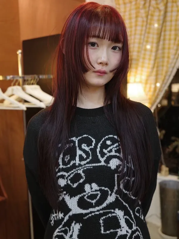 前髪ありのチェリーレッドのロングレイヤー