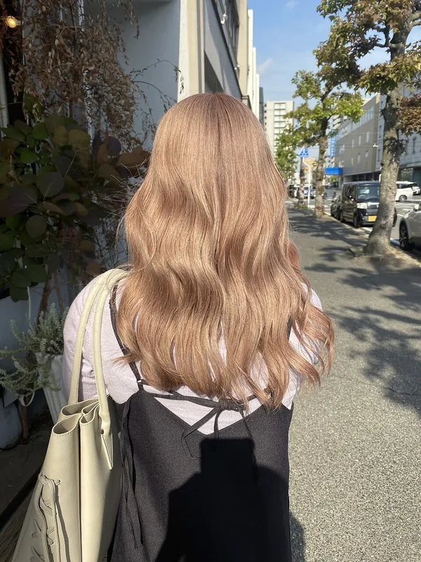 ハイトーンのベージュのロング巻き髪（後ろ姿）